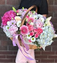 Цветочная композиция из Розы, Хризантемы, Пионы и Лизиантусы в корзине в городе Бор