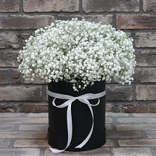 Цветочная композиция из Гипсофила в шляпной коробке в городе Бор