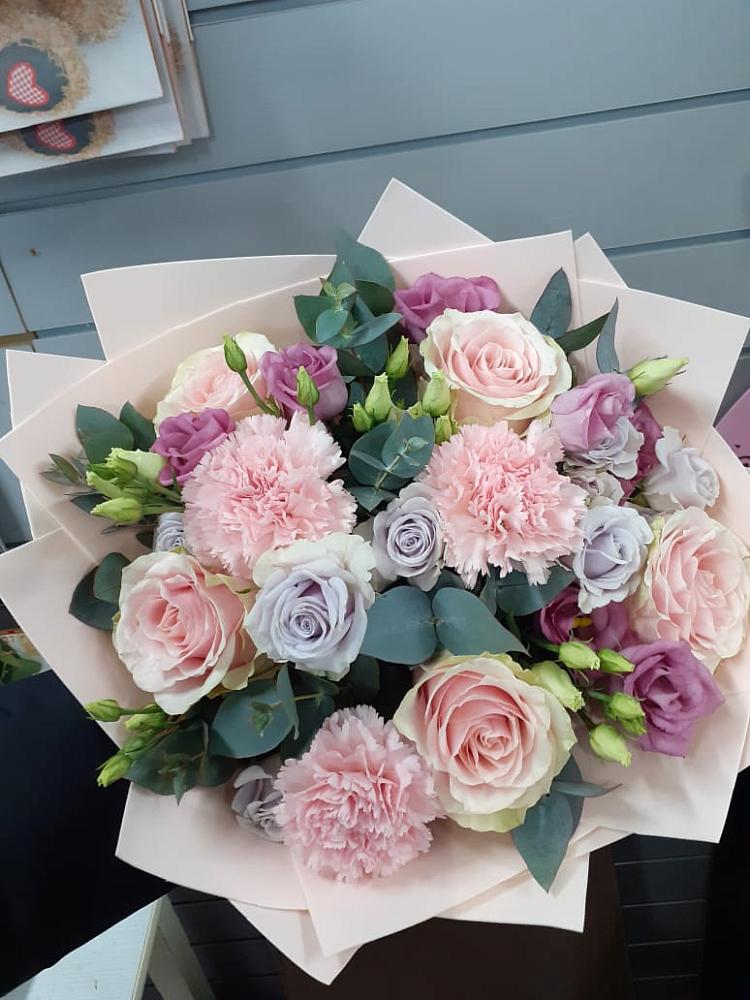 Букет цветов из: Розы, Гвоздики и Лизиантусы в городе Бор